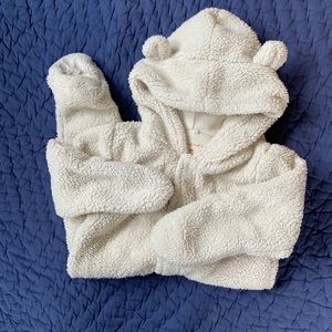 Magnificent baby snowsuit size 6 months.